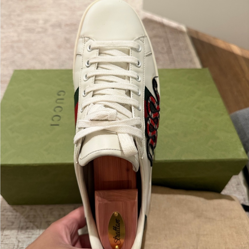 100% authentic Gucci White and Green Sneakers with Red Accents - Picture 4 of 8